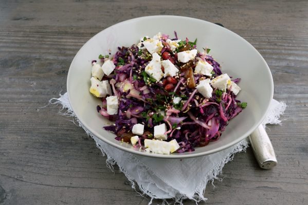 Krautsalat mit Datteln und Feta