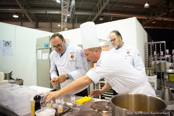 The jury also observes and evaluates the work in the kitchen / Die Jury beobachtet und wertet auch die Arbeit in der Küche